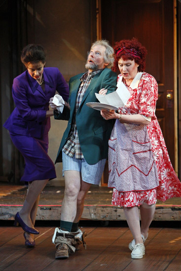 Landfield with co-stars Nancy Bell and Kandis Chappell in Noises Off